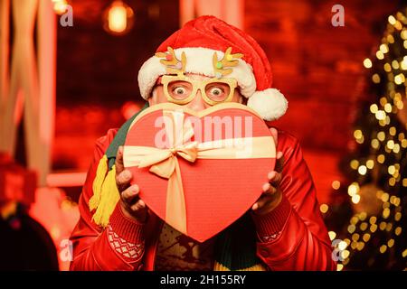 Tempo di amore. Shopping per le vacanze invernali. Festa festiva. Uomo barbuto andare shopping. Regali di Natale. Felice Anno Nuovo. Segreto santa. Regali a albero di Natale Foto Stock