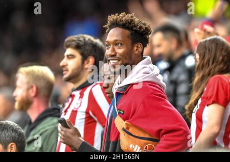 Londra, Regno Unito. 16 ottobre 2021. Sostenitore di Brentford durante la partita della Premier League tra Brentford e Chelsea al Brentford Community Stadium di Londra, Inghilterra, il 16 ottobre 2021. Foto di Phil Hutchinson. Solo per uso editoriale, licenza richiesta per uso commerciale. Nessun utilizzo nelle scommesse, nei giochi o nelle pubblicazioni di un singolo club/campionato/giocatore. Credit: UK Sports Pics Ltd/Alamy Live News Foto Stock