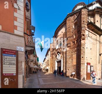 Alba, Cuneo, Italia - 12 ottobre 2021: Costruzione della fabbrica Ferrero, chiesa barocca di Maria Maddalena (XVIII sec.) in via Vittorio Emanuele Foto Stock