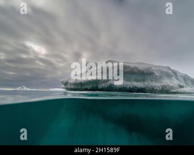 Una vista sovra-sotto di un iceberg. Vibebukta, Austfonna, Nordaustl, Svalbard, Norvegia Foto Stock