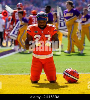 Baton Rouge, Louisiana, Louisiana, U.S.A. 16 ottobre 2021. Ottobre 16 2021- Baton Rouge, LA U.S.A: Florida Running back DAMEON PRICE (27) si inginocchiano prima della partita al Tiger Stadium di Baton Rouge, Louisiana. (Credit Image: © Jerome Hicks/ZUMA Press Wire) Foto Stock