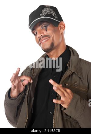 Musicista africano cantante con casual abbigliamento moderno e un cappuccio che indossano il trucco, rock Foto Stock