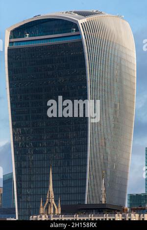 20 Fenchurch Street è un grattacielo commerciale di Londra che prende il nome dal suo indirizzo in Fenchurch Street, nello storico quartiere finanziario della City of London. E 'stato soprannominato 'il Walkie-Talkie' a causa della sua forma distintiva, ha detto di assomigliare ad un ricevitore radio ricetrasmittente. Foto Stock