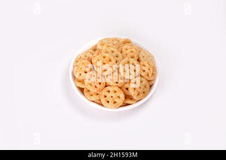 Snack fritti e piccanti o Fryums (snack Pellet) serviti in una ciotola. Fuoco selettivo - immagine Foto Stock