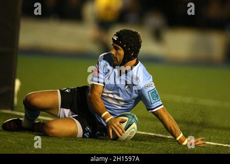 Cardiff, Regno Unito. 16 ottobre 2021. Matthew Morgan di Cardiff Rugby segna il suo primo tentativo di squadra. United Rugby Championship, Cardiff Rugby v Cell C Sharks al BT Sport Arms Park di Cardiff, nel Galles del Sud, sabato 16 ottobre 2021. pic di Andrew Orchard/Andrew Orchard SPORTS photography/Alamy Live News credito: Andrew Orchard SPORTS photography/Alamy Live News Foto Stock