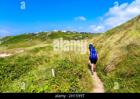 Escursionisti che camminano lungo il South West Coast Path vicino a Gwynver Beach, Sennen, Coranwall, Regno Unito Foto Stock