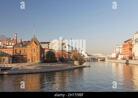 Mosca, Russia - 08 Ottobre 2021, Vista dal ponte di Bosotnaya Embankment Foto Stock