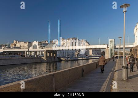 Mosca, Russia - 08 Ottobre 2021, Vista dal ponte di Bosotnaya Embankment Foto Stock