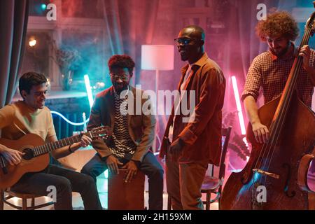Musica band che suonano strumenti musicali che provano in studio Foto Stock