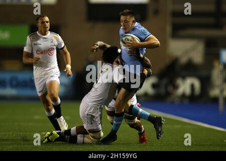 Cardiff, Regno Unito. 16 ottobre 2021. Josh Adams di Cardiff Rugby è affrontato da Phepsi Buthelezi degli squali (l). United Rugby Championship, Cardiff Rugby v Cell C Sharks al BT Sport Arms Park di Cardiff, nel Galles del Sud, sabato 16 ottobre 2021. pic di Andrew Orchard/Andrew Orchard SPORTS photography/Alamy Live News credito: Andrew Orchard SPORTS photography/Alamy Live News Foto Stock