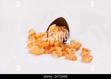 Moon Cup fritto e piccante, Vatka, Katori, Moon chips, snack o Fryums (snack Pellets) serviti in una ciotola o sfondo bianco. Fuoco selettivo - immagine Foto Stock