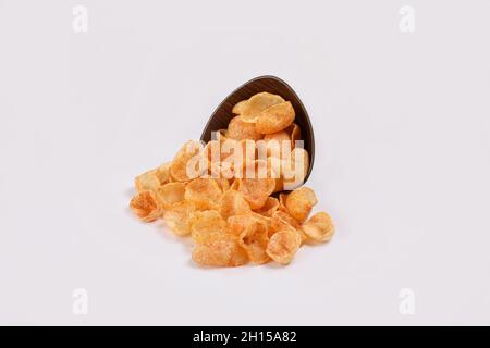 Moon Cup fritto e piccante, Vatka, Katori, Moon chips, snack o Fryums (snack Pellets) serviti in una ciotola o sfondo bianco. Fuoco selettivo - immagine Foto Stock