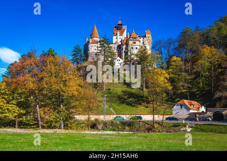 Uno dei più visitati castello di Dracula e paesaggio autunnale con alberi decidui colorati, Bran, Transilvania, Romania, Europa Foto Stock