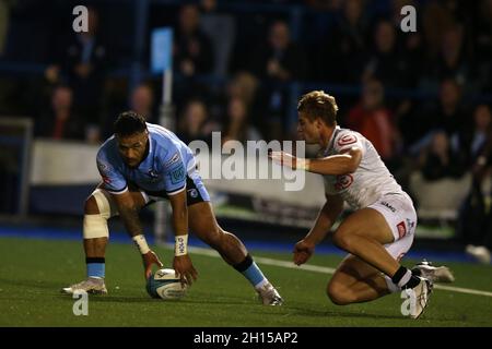 Cardiff, Regno Unito. 16 ottobre 2021. Willis Halaholo di Cardiff Rugby segna il suo 2° tentativo di squadra. United Rugby Championship, Cardiff Rugby v Cell C Sharks al BT Sport Arms Park di Cardiff, nel Galles del Sud, sabato 16 ottobre 2021. pic di Andrew Orchard/Andrew Orchard SPORTS photography/Alamy Live News credito: Andrew Orchard SPORTS photography/Alamy Live News Foto Stock