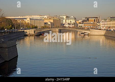 Mosca, Russia, - Settembre, 24, 2021 , Scena russa: Viaggi sul fiume Mosca, vista per il canale Vodootvodny a Mosca vicino a piazza Bototnaya Foto Stock