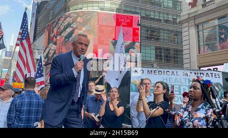 New York NY Ottobre 16: Time Square Rally per la libertà. I manifestanti insieme al rally Robert F Kennedy Jr. Childrens Health Defense a Times Square contro il mandato vaccinale a New York il 16 2021 ottobre Credit: Rainmaker/MediaPunch Foto Stock