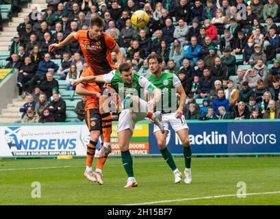 Edimburgo, Regno Unito. 16 ottobre 2021. Cinch Premiership - Hibernian v Dundee Utd 16/10/2021. L'Hibernian ospita il Dundee Utd nella premiership cinch all'Easter Road Stadium di Edimburgo, Midlothian, Regno Unito. PIC mostra: Grande intestazione di Dundee Utd difensore, Ryan Edwards. Credit: Ian Jacobs/Alamy Live News Foto Stock