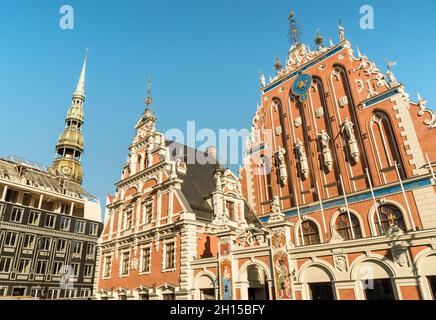 Vista della Blackheads House sulla piazza del Municipio nella città vecchia riga, capitale della Lettonia Foto Stock