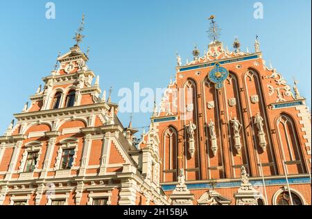 Vista della Blackheads House sulla piazza del Municipio nella città vecchia riga, capitale della Lettonia Foto Stock