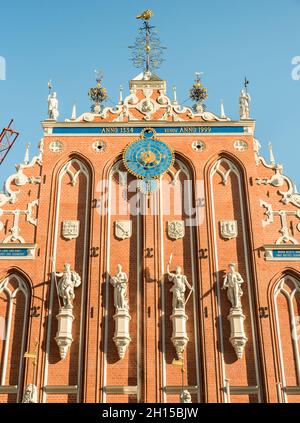 Vista della Blackheads House sulla piazza del Municipio nella città vecchia riga, capitale della Lettonia Foto Stock