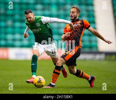 Edimburgo, Regno Unito. 16 ottobre 2021. Cinch Premiership - Hibernian v Dundee Utd 16/10/2021. L'Hibernian ospita il Dundee Utd nella premiership cinch all'Easter Road Stadium di Edimburgo, Midlothian, Regno Unito. PIC mostra: HibsÕ Winger, Martin Boyle, passa il centrocampista Dundee Utd, Florent Hoti. Credit: Ian Jacobs/Alamy Live News Foto Stock