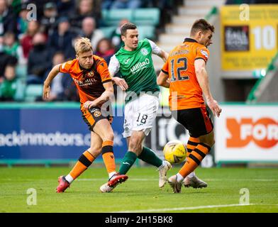 Edimburgo, Regno Unito. 16 ottobre 2021. Cinch Premiership - Hibernian v Dundee Utd 16/10/2021. L'Hibernian ospita il Dundee Utd nella premiership cinch all'Easter Road Stadium di Edimburgo, Midlothian, Regno Unito. PIC mostra: HibsÕ Winger, Jamie Murphy, spara per gol. Credit: Ian Jacobs/Alamy Live News Foto Stock