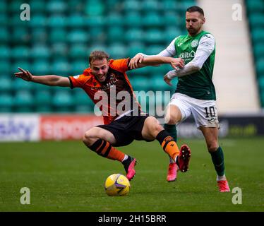 Edimburgo, Regno Unito. 16 ottobre 2021. Cinch Premiership - Hibernian v Dundee Utd 16/10/2021. L'Hibernian ospita il Dundee Utd nella premiership cinch all'Easter Road Stadium di Edimburgo, Midlothian, Regno Unito. PIC mostra: Il centrocampista Dundee Utd, Florent Hoti, è trattenuto da HibsÕ Winger, Martin Boyle. Credit: Ian Jacobs/Alamy Live News Foto Stock