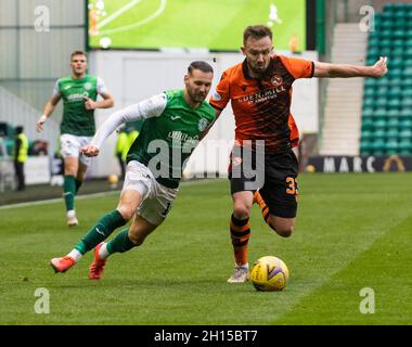 Edimburgo, Regno Unito. 16 ottobre 2021. Cinch Premiership - Hibernian v Dundee Utd 16/10/2021. L'Hibernian ospita il Dundee Utd nella premiership cinch all'Easter Road Stadium di Edimburgo, Midlothian, Regno Unito. PIC mostra: Dundee Utd difensore, Scott McMann, passa HibsÕ Winger, Martin Boyle. Credit: Ian Jacobs/Alamy Live News Foto Stock