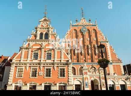 Vista della Blackheads House sulla piazza del Municipio nella città vecchia riga, capitale della Lettonia Foto Stock