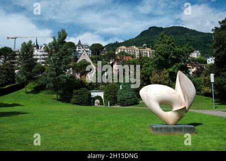 Paesaggio urbano con alberi e erba verde sulla riva del lago Leman (Ginevra) a Montreux, Svizzera. Foto Stock