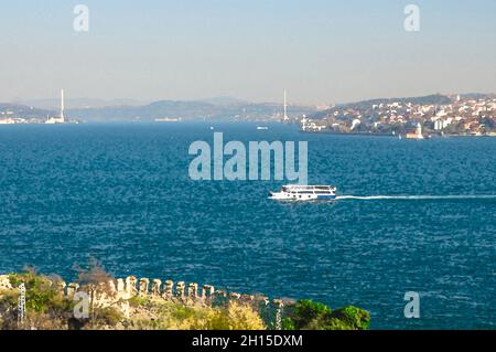 Il disegno acquerello delle navi traghetto salpa su e giù il Corno d'Oro a Istanbul, Turchia Foto Stock