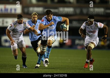 Cardiff, Regno Unito. 16 ottobre 2021. Rory Thornton di Cardiff Rugby fa una pausa. United Rugby Championship, Cardiff Rugby v Cell C Sharks al BT Sport Arms Park di Cardiff, nel Galles del Sud, sabato 16 ottobre 2021. pic di Andrew Orchard/Andrew Orchard SPORTS photography/Alamy Live News credito: Andrew Orchard SPORTS photography/Alamy Live News Foto Stock