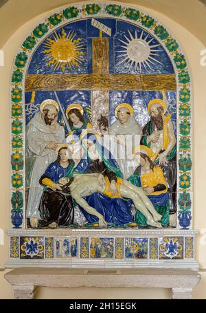 Italia Toscana Santuario la Verna - Cappella Pietà: Inizio del Corridoio delle Stigmate: Deposizione di Gesù dalla Croce - 1530 di Santi Buglioni - accanto alla Madonna San Giovanni Evangelista e Maria Maddalena, dietro, San Francesco, l'Arcangelo Michele, Sant'Antonio da Padova e San Girolamo Foto Stock