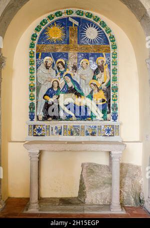 Italia Toscana Santuario la Verna - Cappella Pietà: Inizio del Corridoio delle Stigmate: Deposizione di Gesù dalla Croce - 1530 di Santi Buglioni - accanto alla Madonna San Giovanni Evangelista e Maria Maddalena, dietro, San Francesco, l'Arcangelo Michele, Sant'Antonio da Padova e San Girolamo Foto Stock