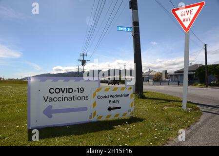 GREYMOUTH, NUOVA ZELANDA, 16 OTTOBRE 2021: La segnaletica dirige la gente a Greymouth all'aeroporto locale dove il reparto di salute ha stabilito le facoltà per le vaccinazioni di massa il Super Sabato. 130,000 sono stati vaccinati a livello nazionale. Foto Stock