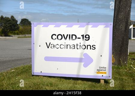 GREYMOUTH, NUOVA ZELANDA, 16 OTTOBRE 2021: La segnaletica dirige la gente a Greymouth all'aeroporto locale dove il reparto di salute ha stabilito le facoltà per le vaccinazioni di massa il Super Sabato. 130,000 sono stati vaccinati a livello nazionale. Foto Stock