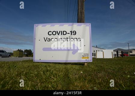 GREYMOUTH, NUOVA ZELANDA, 16 OTTOBRE 2021: La segnaletica dirige la gente a Greymouth all'aeroporto locale dove il reparto di salute ha stabilito le facoltà per le vaccinazioni di massa il Super Sabato. 130,000 sono stati vaccinati a livello nazionale. Foto Stock