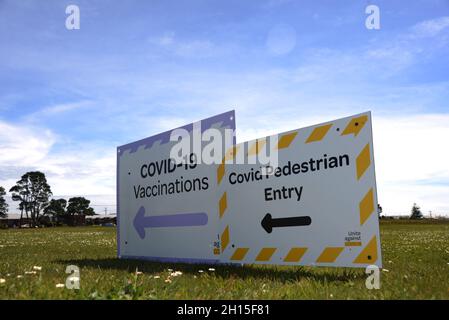 GREYMOUTH, NUOVA ZELANDA, 16 OTTOBRE 2021: La segnaletica dirige la gente a Greymouth all'aeroporto locale dove il reparto di salute ha stabilito le facoltà per le vaccinazioni di massa il Super Sabato. 130,000 sono stati vaccinati a livello nazionale. Foto Stock