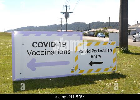 GREYMOUTH, NUOVA ZELANDA, 16 OTTOBRE 2021: La segnaletica dirige la gente a Greymouth all'aeroporto locale dove il reparto di salute ha stabilito le facoltà per le vaccinazioni di massa il Super Sabato. 130,000 sono stati vaccinati a livello nazionale. Foto Stock