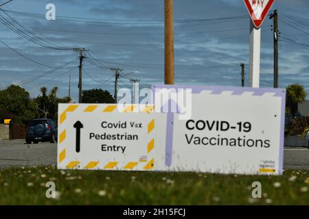 GREYMOUTH, NUOVA ZELANDA, 16 OTTOBRE 2021: La segnaletica dirige la gente a Greymouth all'aeroporto locale dove il reparto di salute ha stabilito le facoltà per le vaccinazioni di massa il Super Sabato. 130,000 sono stati vaccinati a livello nazionale. Foto Stock