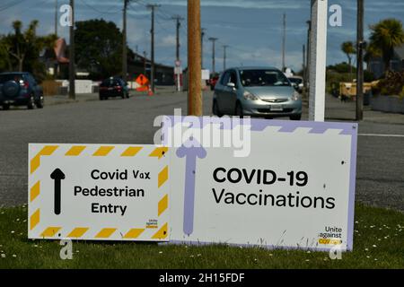 GREYMOUTH, NUOVA ZELANDA, 16 OTTOBRE 2021: La segnaletica dirige la gente a Greymouth all'aeroporto locale dove il reparto di salute ha stabilito le facoltà per le vaccinazioni di massa il Super Sabato. 130,000 sono stati vaccinati a livello nazionale. Foto Stock