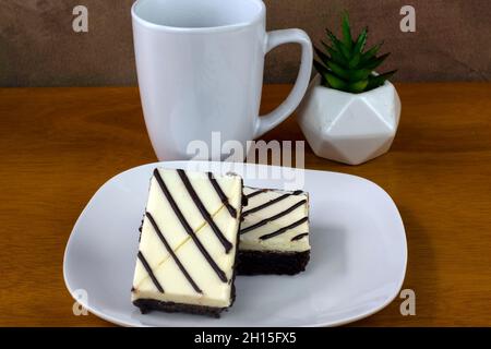 due panna di formaggio servite con una tazza di caffè Foto Stock