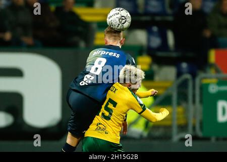 SITTARD, PAESI BASSI - OTTOBRE 16: Jamie Jacobs di SC Cambuur, George Cox di Fortuna Sittard durante la partita olandese Eredivie tra Fortuna Sittard e SC Cambuur a Fortuna Sittard Stadion il 16 Ottobre 2021 a Sittard, Paesi Bassi (Foto di Henk Jan Dijks/Orange Pictures) Foto Stock