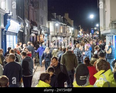 Faversham, Kent, Regno Unito. 16 ottobre 2021. Migliaia di persone si sono rivelate a guardare la sfilata Faversham Carnival / Lights questa sera a Faversham, Kent. Credit: James Bell/Alamy Live News Foto Stock