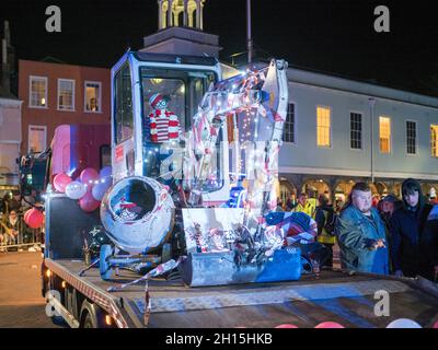 Faversham, Kent, Regno Unito. 16 ottobre 2021. Migliaia di persone si sono rivelate a guardare la sfilata Faversham Carnival / Lights questa sera a Faversham, Kent. Credit: James Bell/Alamy Live News Foto Stock