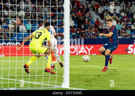 Valencia, Spagna. 16 ottobre 2021. Jorge de Frutos di Levante UD e David Soria di Getafe CF sono visti in azione durante la Liga spagnola, partita di calcio tra Levante UD e Getafe CF allo Stadio Ciutat de Valencia a Valencia.(Punteggio finale; Levante UD 0:0 Getafe CF) (Foto di Xisco Navarro/SOPA Images/Sipa USA) credito: Sipa USA/Alamy Live News Foto Stock