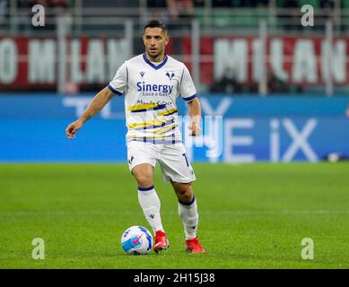 MILANO ITALIA- Ottobre 16 Stadio G Meazza Gianluca Caprari in azione durante la Serie A match tra AC Milano e Verona allo Stadio G. Meazza il 16 Ottobre 2021 a Milano. Foto Stock