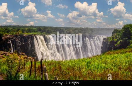 Le cascate Vittoria sono la più grande caduta del continente africano al confine con Zimbabwe, Zambia e Botswana, nebbiosa caduta al tramonto Foto Stock