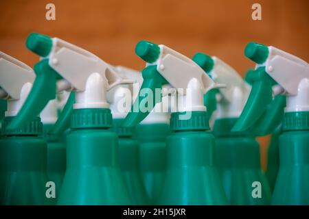 Gruppo verde vuoto di bottiglie spray per le piante in giardino Foto Stock