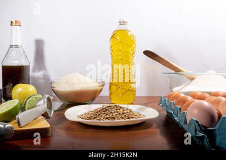 Set di cibi diversi su sfondo di legno antico, verdure, pasta, frutta, uova, dieta equilibrata. Cibo latino. Foto Stock